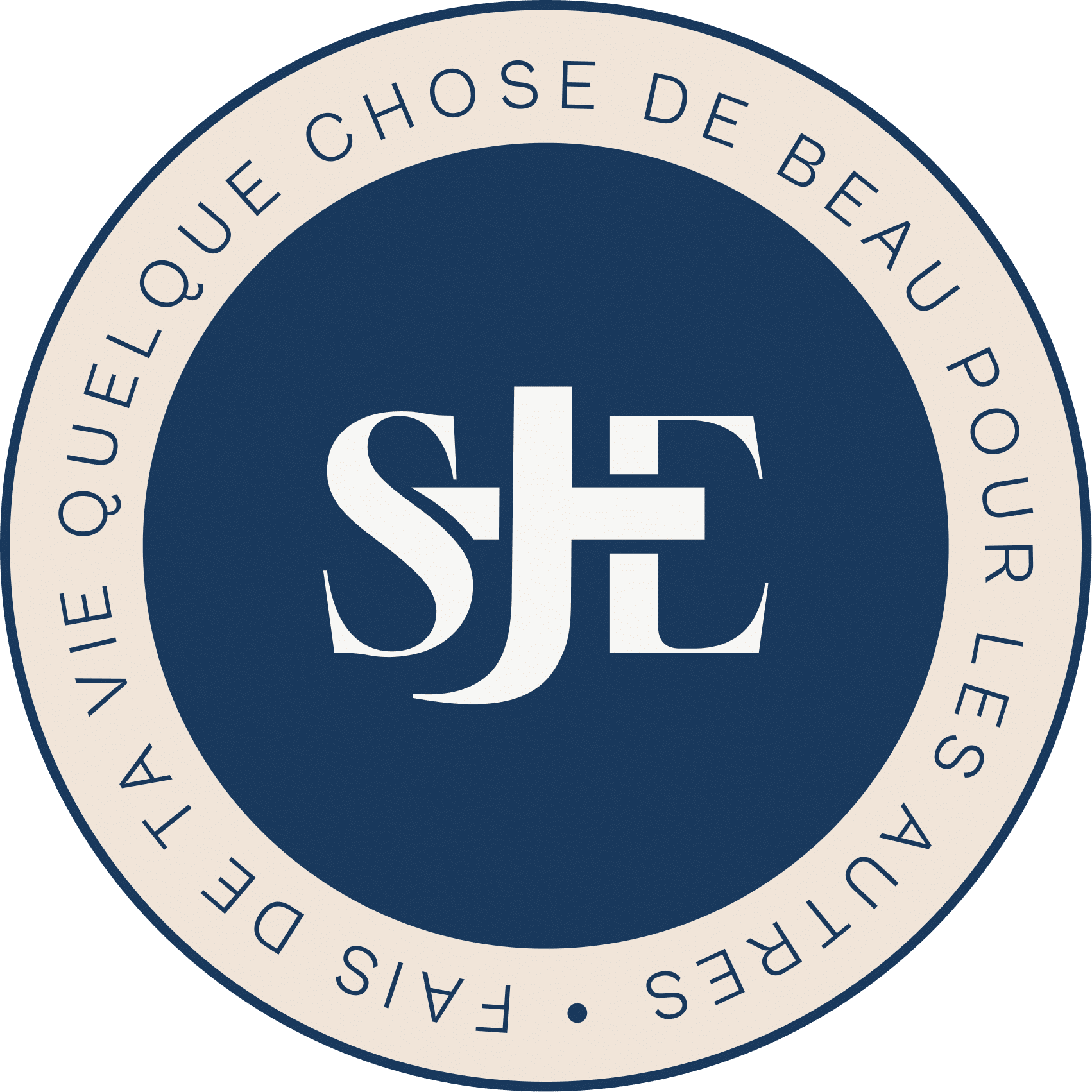 Logo circulaire bleu marine et beige crème. Au centre, les lettres blanches entrelacées "SJE" (le "J" est une croix). Le pourtour porte l'inscription : FAIS DE TA VIE • QUELQUE CHOSE DE BEAU POUR LES AUTRES.